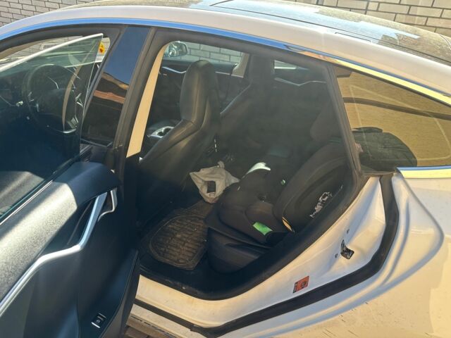 Білий Тесла Модель С, об'ємом двигуна 0 л та пробігом 225 тис. км за 9800 $, фото 6 на Automoto.ua