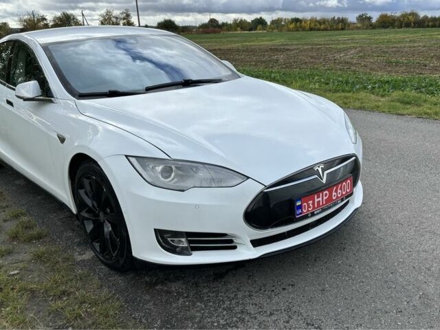 Белый Тесла Модель С, объемом двигателя 5 л и пробегом 189 тыс. км за 13700 $, фото 1 на Automoto.ua