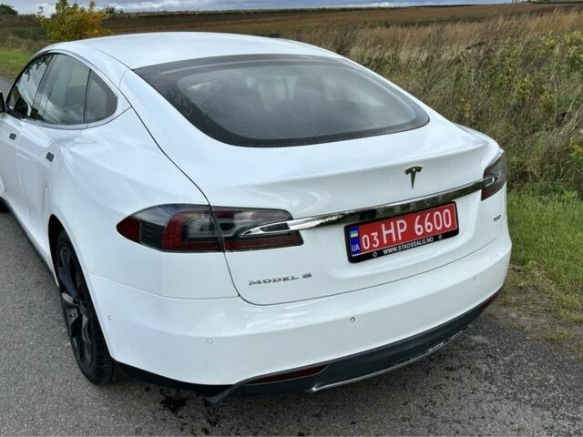 Белый Тесла Модель С, объемом двигателя 5 л и пробегом 189 тыс. км за 13700 $, фото 3 на Automoto.ua