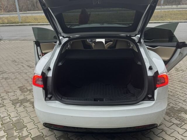 Белый Тесла Модель С, объемом двигателя 0 л и пробегом 112 тыс. км за 22000 $, фото 5 на Automoto.ua