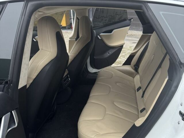 Белый Тесла Модель С, объемом двигателя 0 л и пробегом 112 тыс. км за 22000 $, фото 4 на Automoto.ua