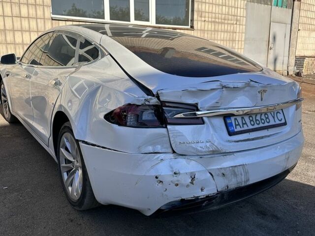 Белый Тесла Модель С, объемом двигателя 0 л и пробегом 92 тыс. км за 17089 $, фото 5 на Automoto.ua