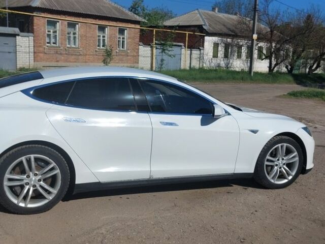 Білий Тесла Модель С, об'ємом двигуна 0 л та пробігом 150 тис. км за 13500 $, фото 4 на Automoto.ua
