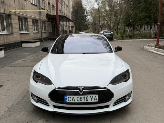 Белый Тесла Модель С, объемом двигателя 6 л и пробегом 152 тыс. км за 11900 $, фото 2 на Automoto.ua