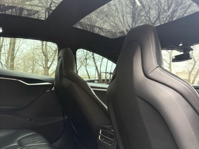 Белый Тесла Модель С, объемом двигателя 6 л и пробегом 152 тыс. км за 11900 $, фото 16 на Automoto.ua