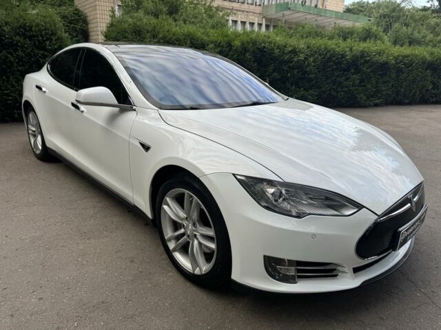 Белый Тесла Модель С, объемом двигателя 0 л и пробегом 100 тыс. км за 14450 $, фото 2 на Automoto.ua