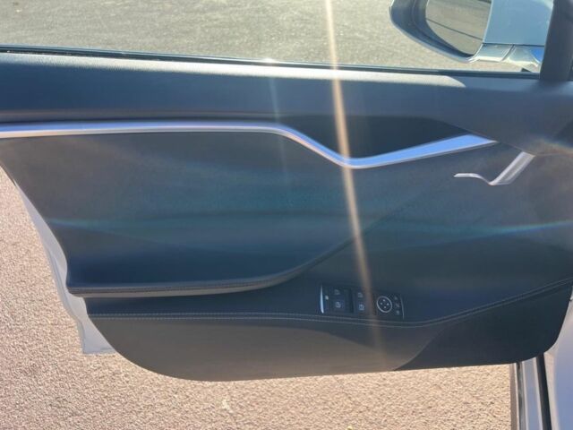 Белый Тесла Модель С, объемом двигателя 0 л и пробегом 168 тыс. км за 12700 $, фото 11 на Automoto.ua