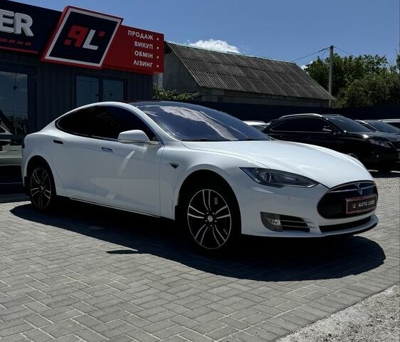 Белый Тесла Модель С, объемом двигателя 0 л и пробегом 188 тыс. км за 15400 $, фото 1 на Automoto.ua