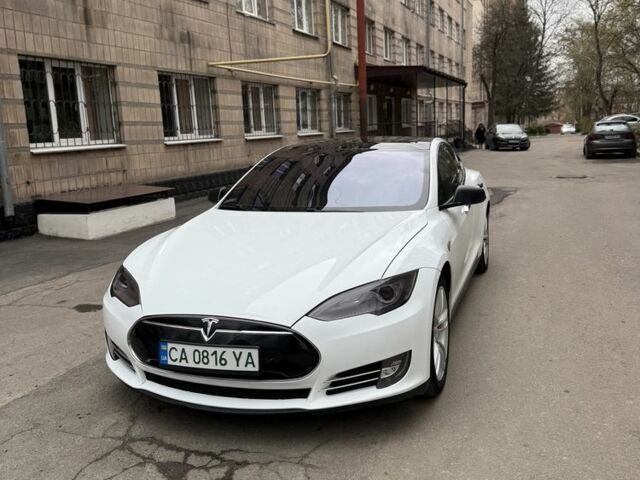 Белый Тесла Модель С, объемом двигателя 6 л и пробегом 152 тыс. км за 11900 $, фото 1 на Automoto.ua