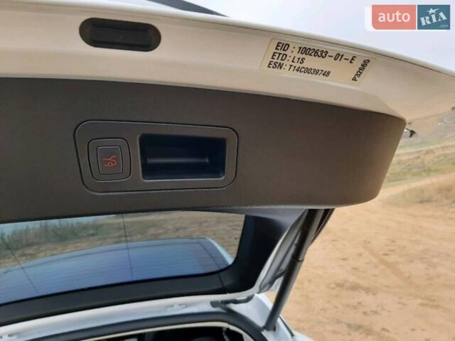 Белый Тесла Модель С, объемом двигателя 0 л и пробегом 170 тыс. км за 22000 $, фото 3 на Automoto.ua