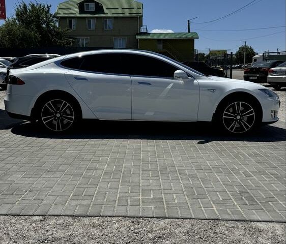 Белый Тесла Модель С, объемом двигателя 0 л и пробегом 188 тыс. км за 15400 $, фото 2 на Automoto.ua