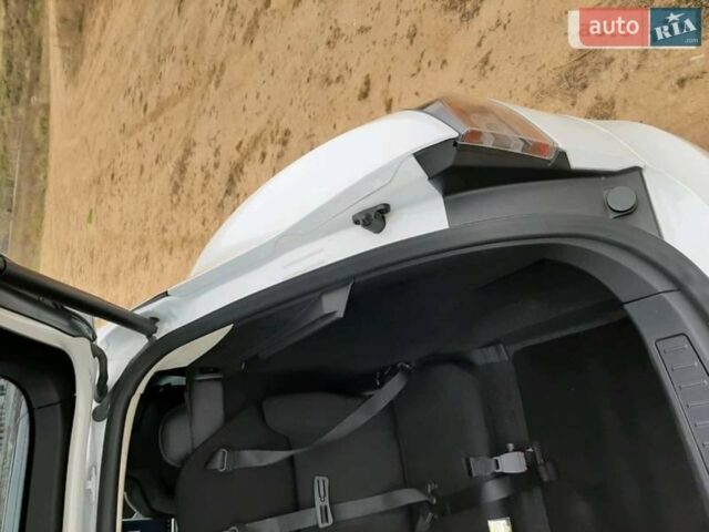Белый Тесла Модель С, объемом двигателя 0 л и пробегом 170 тыс. км за 22000 $, фото 9 на Automoto.ua