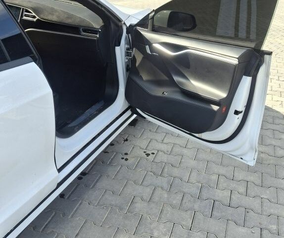Белый Тесла Модель С, объемом двигателя 0 л и пробегом 206 тыс. км за 14500 $, фото 7 на Automoto.ua
