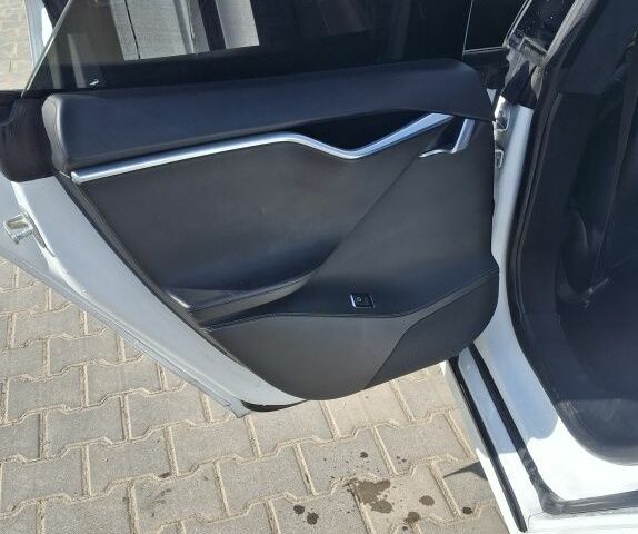 Белый Тесла Модель С, объемом двигателя 0 л и пробегом 206 тыс. км за 14500 $, фото 9 на Automoto.ua