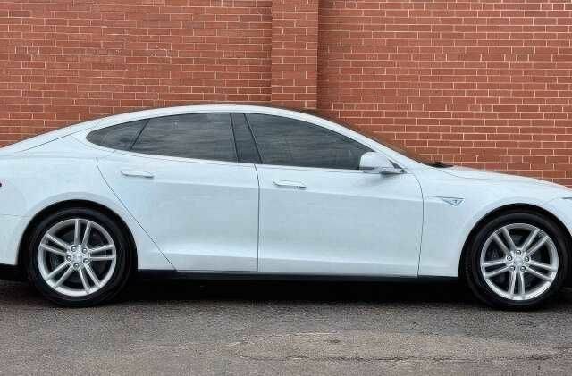 Белый Тесла Модель С, объемом двигателя 0 л и пробегом 123 тыс. км за 13500 $, фото 3 на Automoto.ua