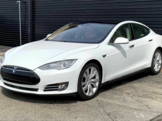 Белый Тесла Модель С, объемом двигателя 0 л и пробегом 79 тыс. км за 4500 $, фото 1 на Automoto.ua