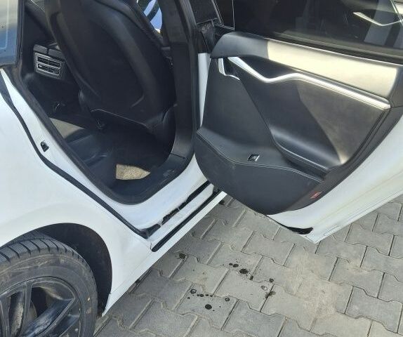 Белый Тесла Модель С, объемом двигателя 0 л и пробегом 206 тыс. км за 14500 $, фото 6 на Automoto.ua