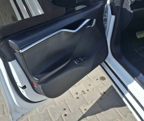 Белый Тесла Модель С, объемом двигателя 0 л и пробегом 206 тыс. км за 14500 $, фото 10 на Automoto.ua