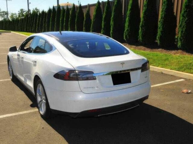 Белый Тесла Модель С, объемом двигателя 0 л и пробегом 110 тыс. км за 5000 $, фото 4 на Automoto.ua