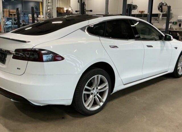 Білий Тесла Модель С, об'ємом двигуна 0 л та пробігом 121 тис. км за 13100 $, фото 3 на Automoto.ua