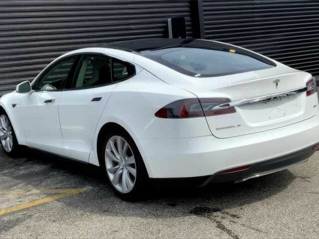 Белый Тесла Модель С, объемом двигателя 0 л и пробегом 79 тыс. км за 4500 $, фото 2 на Automoto.ua
