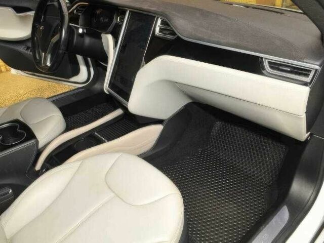 Белый Тесла Модель С, объемом двигателя 0 л и пробегом 110 тыс. км за 5000 $, фото 5 на Automoto.ua