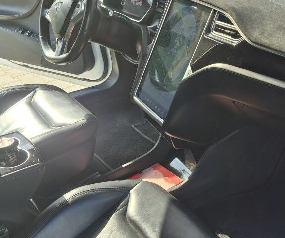 Белый Тесла Модель С, объемом двигателя 0 л и пробегом 206 тыс. км за 14500 $, фото 13 на Automoto.ua