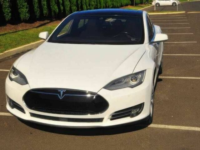 Белый Тесла Модель С, объемом двигателя 0 л и пробегом 110 тыс. км за 5000 $, фото 1 на Automoto.ua