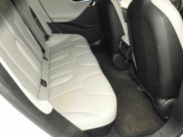 Белый Тесла Модель С, объемом двигателя 0 л и пробегом 110 тыс. км за 5000 $, фото 7 на Automoto.ua