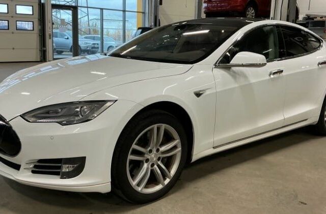 Білий Тесла Модель С, об'ємом двигуна 0 л та пробігом 121 тис. км за 13100 $, фото 1 на Automoto.ua