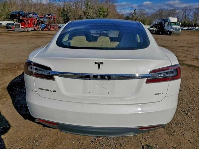 Білий Тесла Модель С, об'ємом двигуна 0 л та пробігом 151 тис. км за 2100 $, фото 5 на Automoto.ua