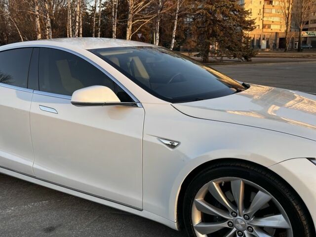 Белый Тесла Модель С, объемом двигателя 0 л и пробегом 62 тыс. км за 15999 $, фото 1 на Automoto.ua