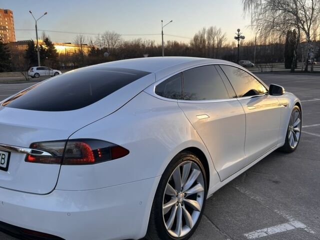 Белый Тесла Модель С, объемом двигателя 0 л и пробегом 62 тыс. км за 15999 $, фото 2 на Automoto.ua