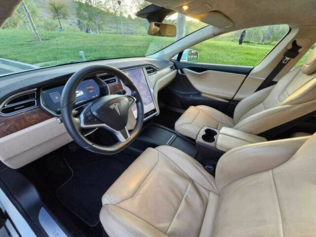 Тесла Модель С 2017 в Киеве на Automoto.ua Белый Тесла Модель С, объемом двигателя 0 л и пробегом 54 тыс. км за 11000 $, фото 8 на Automoto.ua