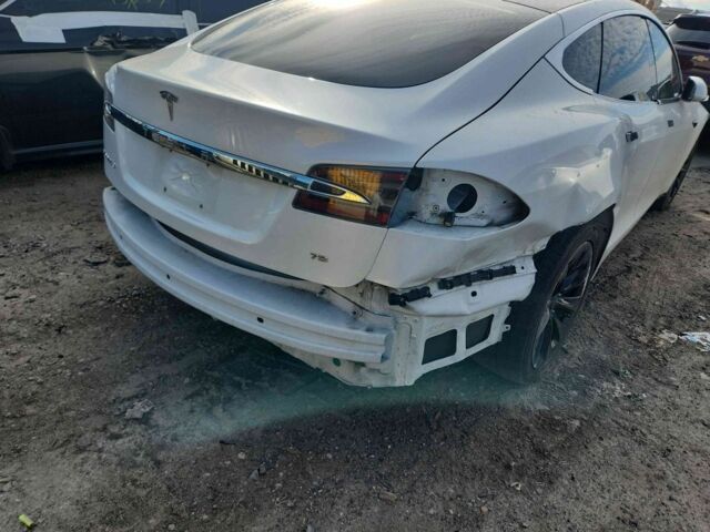 Белый Тесла Модель С, объемом двигателя 0 л и пробегом 136 тыс. км за 10000 $, фото 2 на Automoto.ua