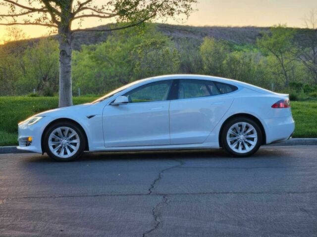 Тесла Модель С 2017 в Киеве на Automoto.ua Белый Тесла Модель С, объемом двигателя 0 л и пробегом 54 тыс. км за 11000 $, фото 4 на Automoto.ua