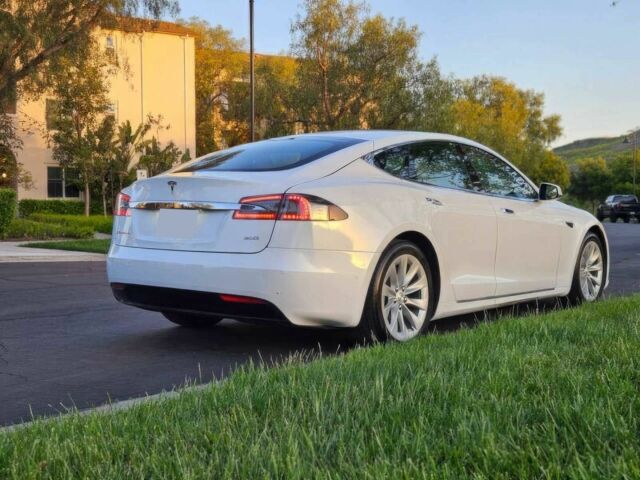 Тесла Модель С 2017 в Киеве на Automoto.ua Белый Тесла Модель С, объемом двигателя 0 л и пробегом 54 тыс. км за 11000 $, фото 5 на Automoto.ua