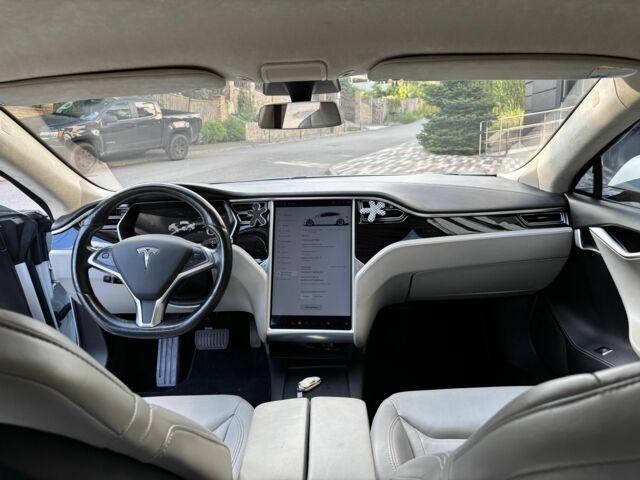 Белый Тесла Модель С, объемом двигателя 0 л и пробегом 105 тыс. км за 19900 $, фото 8 на Automoto.ua