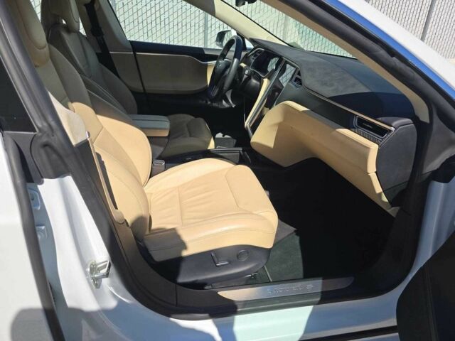 Белый Тесла Модель С, объемом двигателя 0 л и пробегом 120 тыс. км за 4500 $, фото 1 на Automoto.ua