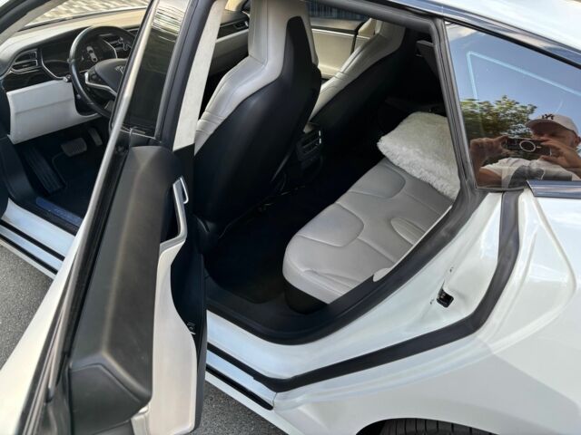 Белый Тесла Модель С, объемом двигателя 0 л и пробегом 105 тыс. км за 19900 $, фото 9 на Automoto.ua