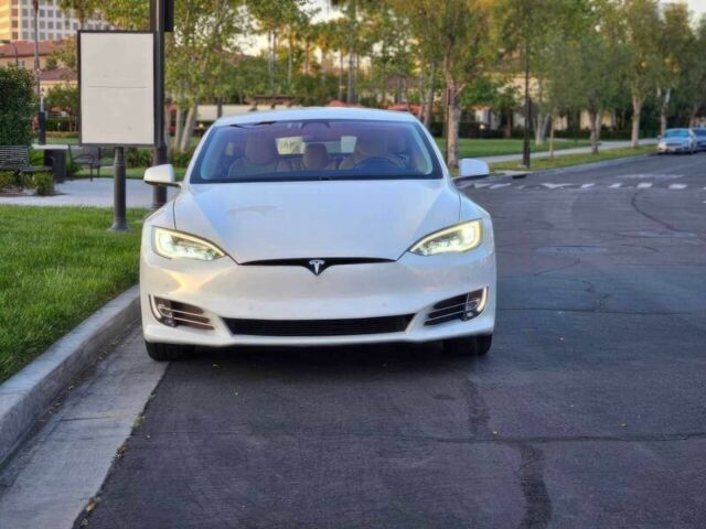 Тесла Модель С 2017 в Киеве на Automoto.ua Белый Тесла Модель С, объемом двигателя 0 л и пробегом 54 тыс. км за 11000 $, фото 1 на Automoto.ua