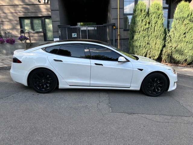 Белый Тесла Модель С, объемом двигателя 0 л и пробегом 105 тыс. км за 19900 $, фото 2 на Automoto.ua