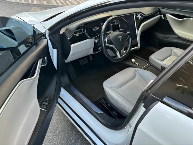 Белый Тесла Модель С, объемом двигателя 0 л и пробегом 105 тыс. км за 19900 $, фото 7 на Automoto.ua