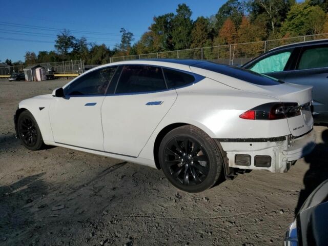 Белый Тесла Модель С, объемом двигателя 0 л и пробегом 136 тыс. км за 10000 $, фото 1 на Automoto.ua