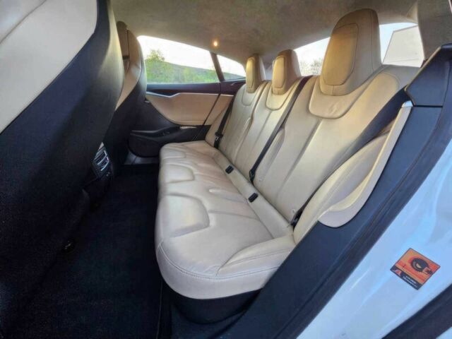 Тесла Модель С 2017 в Киеве на Automoto.ua Белый Тесла Модель С, объемом двигателя 0 л и пробегом 54 тыс. км за 11000 $, фото 9 на Automoto.ua