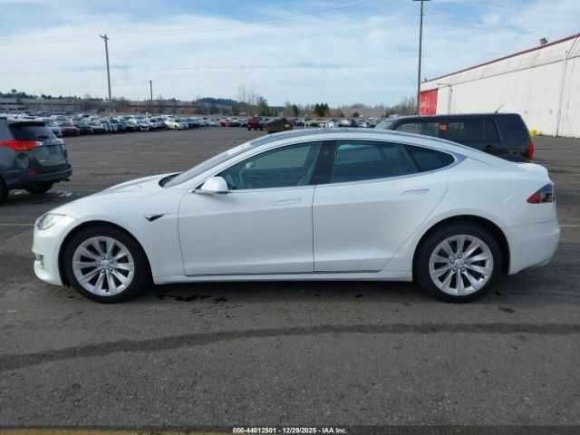 Белый Тесла Модель С, объемом двигателя 0 л и пробегом 51 тыс. км за 4800 $, фото 13 на Automoto.ua