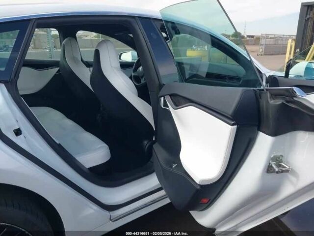 Белый Тесла Модель С, объемом двигателя 0 л и пробегом 118 тыс. км за 4700 $, фото 10 на Automoto.ua