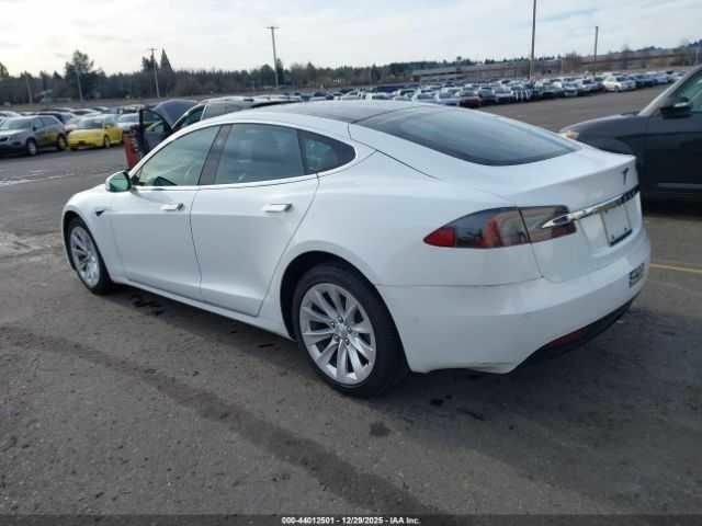 Белый Тесла Модель С, объемом двигателя 0 л и пробегом 51 тыс. км за 4800 $, фото 2 на Automoto.ua