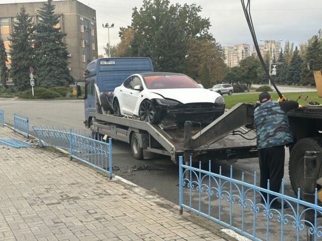 Білий Тесла Модель С, об'ємом двигуна 0 л та пробігом 100 тис. км за 16000 $, фото 5 на Automoto.ua