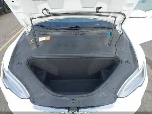 Белый Тесла Модель С, объемом двигателя 0 л и пробегом 51 тыс. км за 4800 $, фото 8 на Automoto.ua